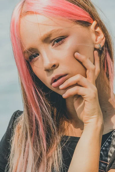 Retrato Uma Menina Menina Bonita Posando Adolescente Cabelos Cor Rosa — Fotografia de Stock