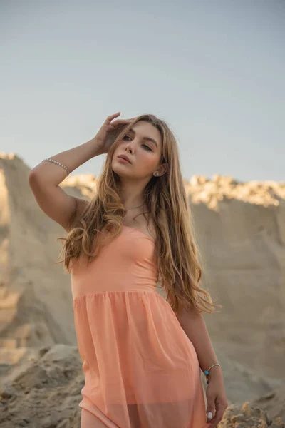 Flicka Bakgrunden Sand Porträtt Flicka Ung Flicka Med Långa Blonda — Stockfoto