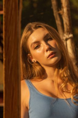 Kentin arka planında kendine bakan genç bir kadının portresi. Kız sokakta aynada kendine bakıyor.