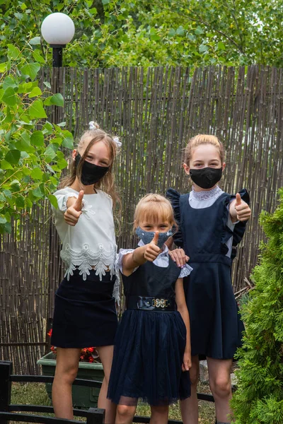 Tres Colegialas Con Máscaras Regresando Escuela Durante Pandemia Covid Tres — Foto de Stock