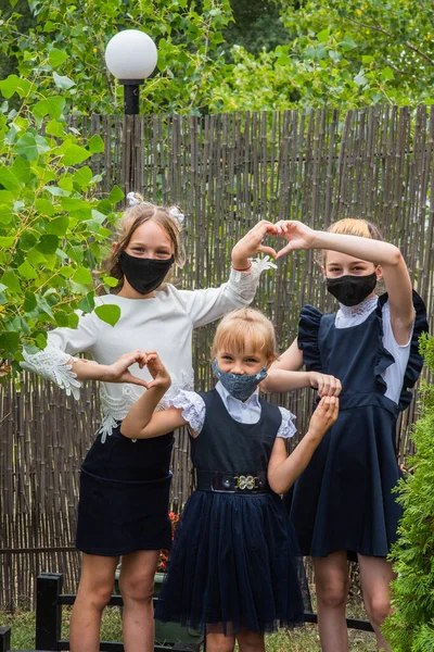 Tres Colegialas Con Máscaras Regresando Escuela Durante Pandemia Covid Tres — Foto de Stock