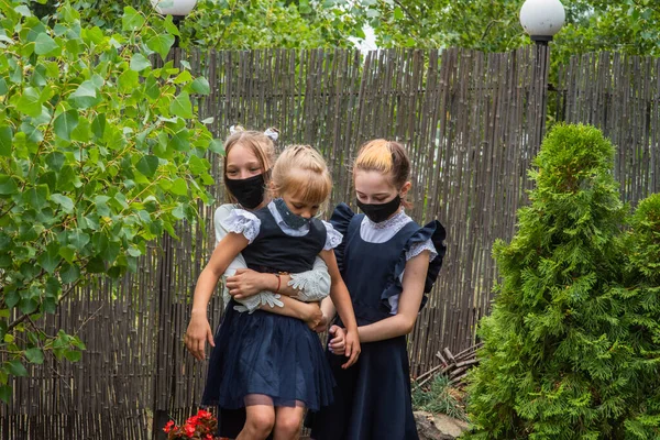 Tres Colegialas Con Máscaras Regresando Escuela Durante Pandemia Covid Tres — Foto de Stock