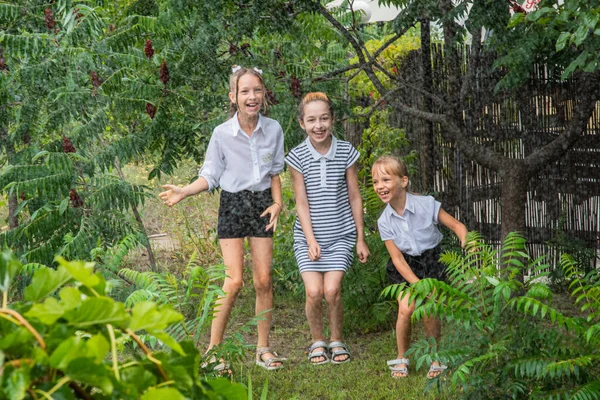 Tre Flickor Skolflickor Regnet Skolflickor Springer Regnet Varmt Väder Tre — Stockfoto