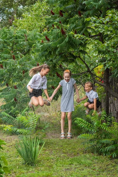 Tres Colegialas Bajo Lluvia Las Colegialas Corren Bajo Lluvia Clima — Foto de Stock