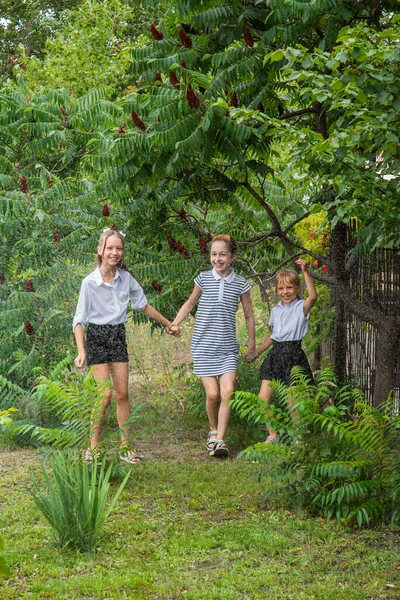 Tres Colegialas Bajo Lluvia Las Colegialas Corren Bajo Lluvia Clima — Foto de Stock