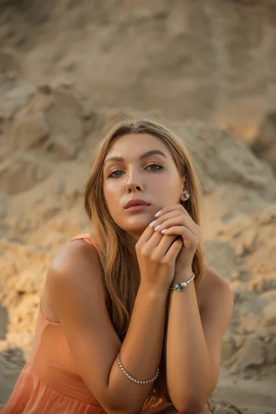 Meisje Achtergrond Van Zand Portret Van Een Meisje Jong Meisje — Stockfoto