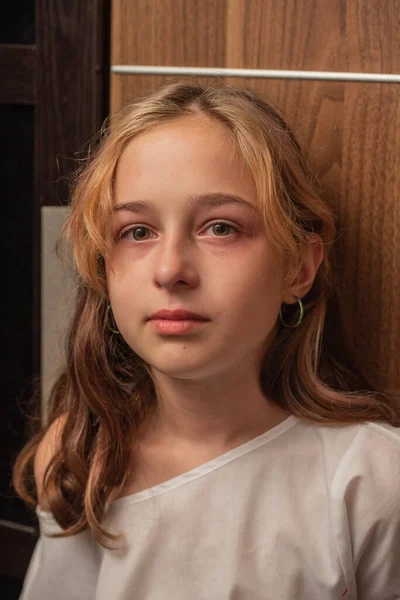 Niño Lindo Está Llorando Chica Llorando Retrato Una Niña Triste —  Fotos de Stock