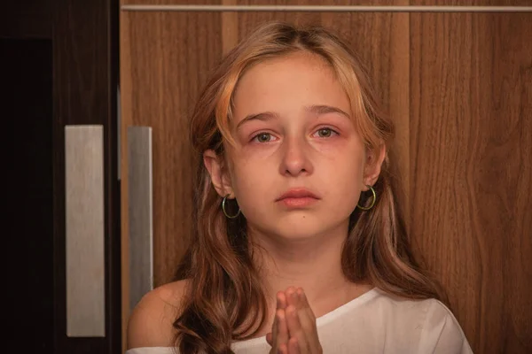 可愛い子が泣いてる 泣いてる 悲しい子供の女の子の肖像9または10歳 十代の若者 — ストック写真