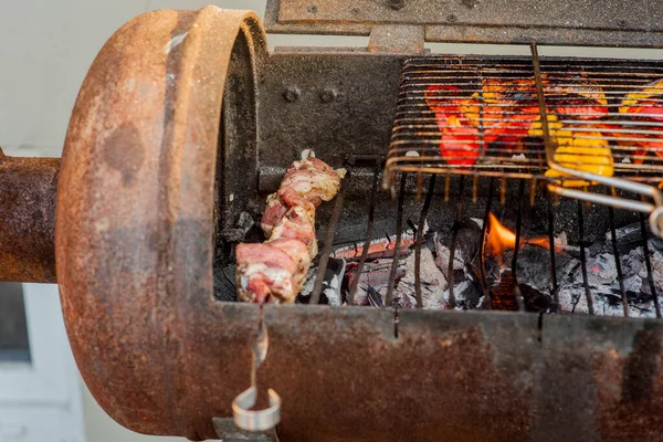 Cottura Kebab Alla Griglia Spiedino Metallo Primo Piano Carne Arrosto — Foto Stock