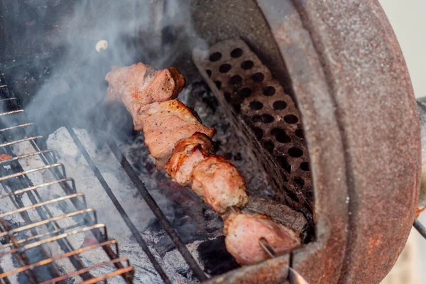 Grillowany Kebab Gotowanie Metalowym Skewer Zbliżenie Pieczone Mięso Gotowane Grillu — Zdjęcie stockowe