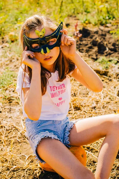 Tiener Meisje Pompoen Moestuin Een Meisje Met Een Pompoen Die — Stockfoto