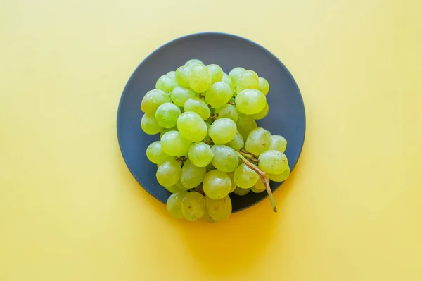 Uvas Verdes Plato Negro Uvas Sobre Fondo Amarillo Vitamina — Foto de Stock