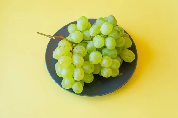 Uvas Verdes Plato Negro Uvas Sobre Fondo Amarillo Vitamina — Foto de Stock