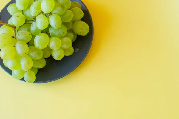 Uvas Verdes Plato Negro Uvas Sobre Fondo Amarillo Vitamina —  Fotos de Stock