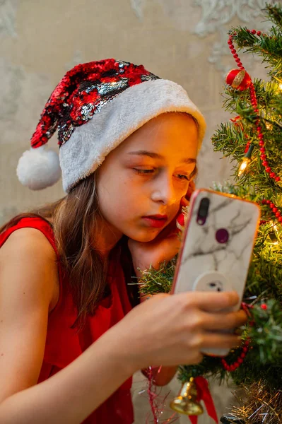 Schöne Teenager Mädchen Hält Ein Smartphone Der Hand Vor Dem — Stockfoto