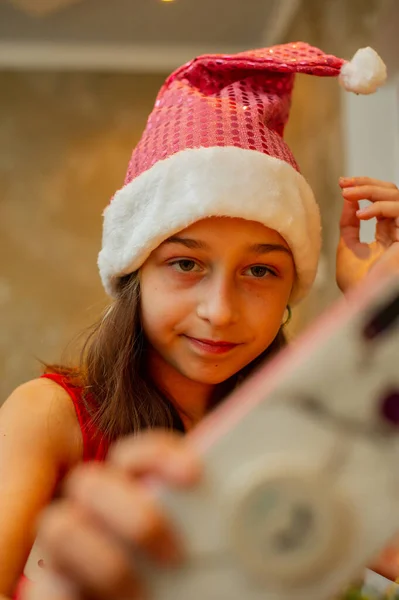 Schöne Teenager Mädchen Hält Ein Smartphone Der Hand Vor Dem — Stockfoto