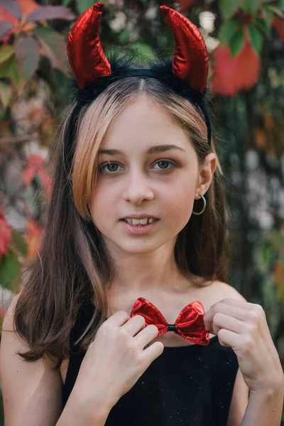 ハロウィンのお祝いの衣装を着た女の子 ハロウィンパーティー ハロウィンキャラクターの写真 秋のティーンエイジャーの肖像画 — ストック写真