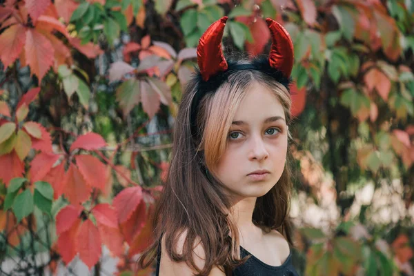 万圣节庆典时穿着服装的小女孩 万圣节派对 万圣节人物的照片 秋天的青少年肖像 — 图库照片