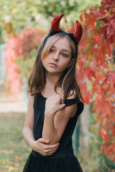ハロウィンのお祝いの衣装を着た女の子 ハロウィンパーティー ハロウィンキャラクターの写真 秋のティーンエイジャーの肖像画 — ストック写真