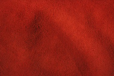 Süet kumaşın kırmızı mat arka planı, yakın plan. Pürüzsüz deri kadife desenli. Keçeleşmiş makro. Kırmızı süet kumaş. Kumaş, deri, tasarımcılar için malzeme..