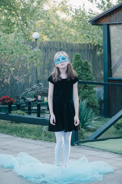 Bela Menina Uma Máscara Misteriosa Menina Uma Máscara Carnaval Azul — Fotografia de Stock