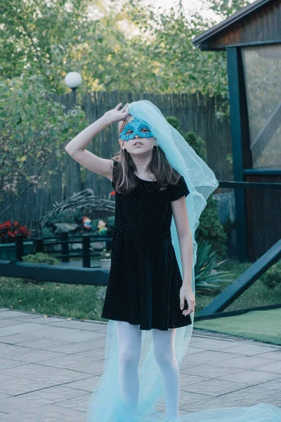 Όμορφη Νεαρή Κοπέλα Μυστηριώδη Μάσκα Κορίτσι Μπλε Μάσκα Καρναβαλιού Εφηβικό — Φωτογραφία Αρχείου