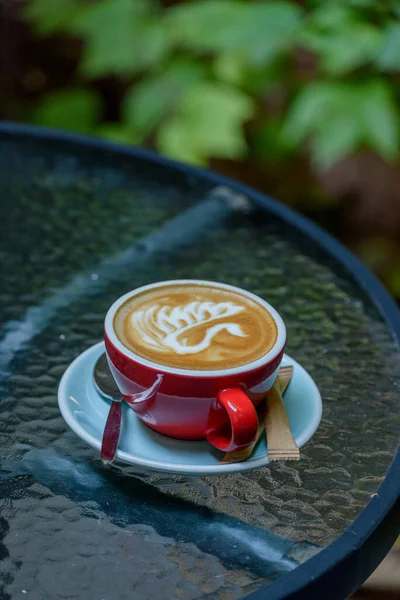 Czerwona Filiżanka Kawy Czerwony Kubek Kawy Ogrodzie Filiżanka Kawy Wysięgnikiem — Zdjęcie stockowe