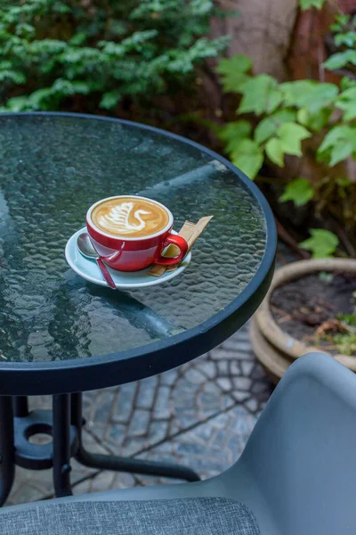 Uma Chávena Café Vermelha Xícara Café Vermelho Jardim Xícara Café — Fotografia de Stock