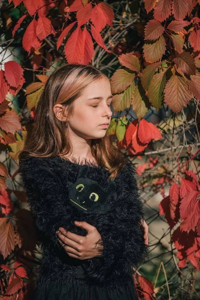 Mooi Blond Meisje Buiten Tienermeisje Het Park Herfstseizoen Portret Van — Stockfoto