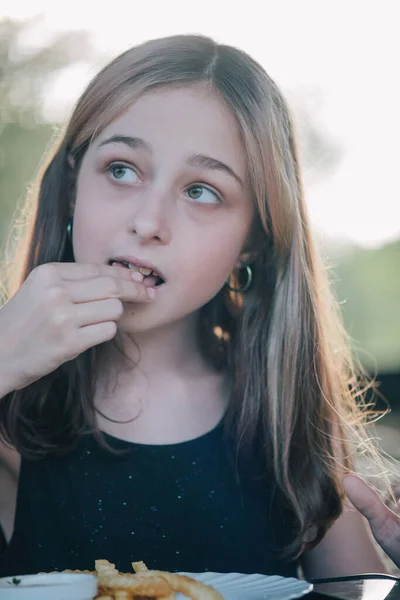 Linda Menina Rindo Sentada Mesa Comendo Batatas Fritas Seu Prato — Fotografia de Stock