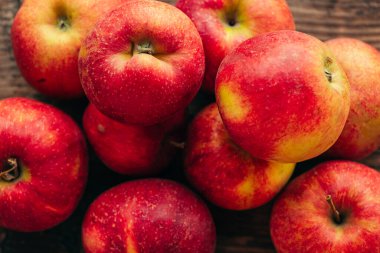 Ahşap arka planda olgun kırmızı elma