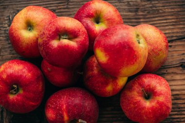 Ahşap arka planda olgun kırmızı elma