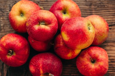 Ahşap arka planda olgun kırmızı elma