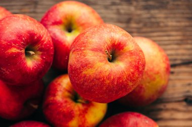 Ahşap arka planda olgun kırmızı elma