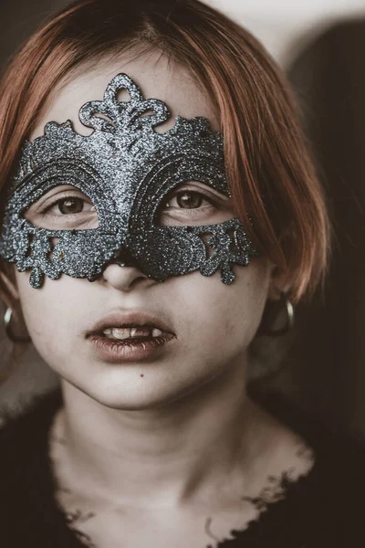 ハロウィンのお祝いの衣装を着た女の子 ハロウィンパーティー ハロウィンキャラクターの写真 10代だ 吸血鬼 — ストック写真