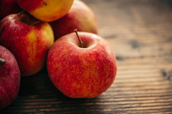 Ripe Red Apple Wooden Background Horizontal — Stock Photo, Image