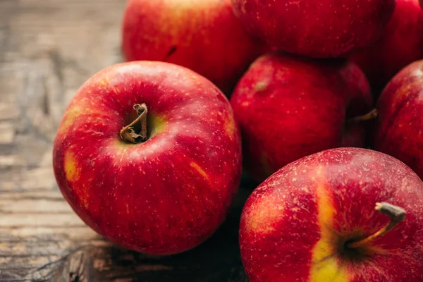 Ripe Red Apple Wooden Background Horizontal — Stock Photo, Image