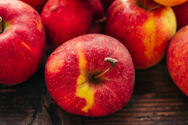 Ripe Red Apple Wooden Background Horizontal — Stock Photo, Image