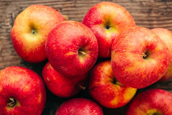 Ripe Red Apple Wooden Background Horizontal — Stock Photo, Image