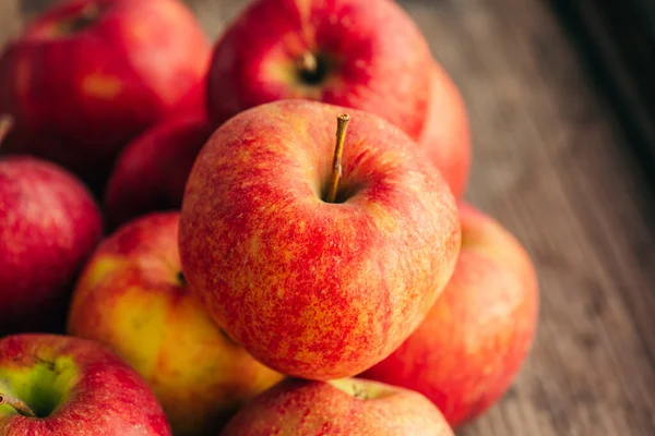 Ripe Red Apple Wooden Background Horizontal — Stock Photo, Image