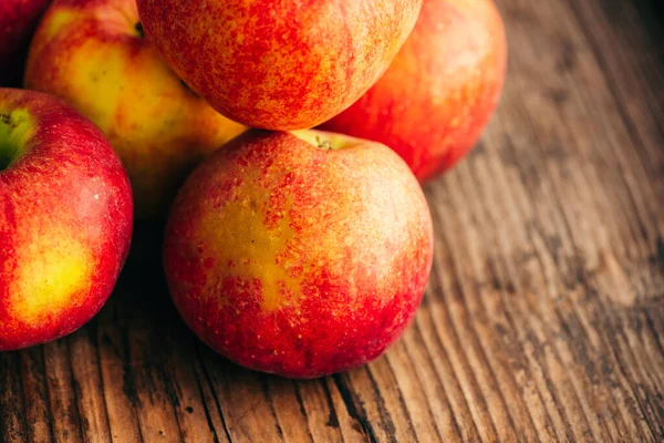 Ripe Red Apple Wooden Background Horizontal — Stock Photo, Image