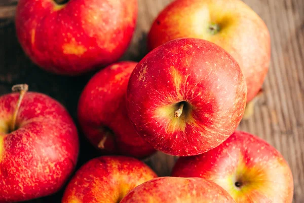 Ripe Red Apple Wooden Background Horizontal — Stock Photo, Image