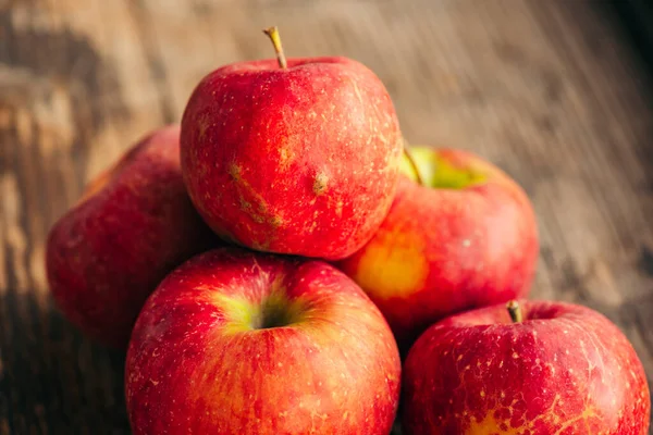 Ripe Red Apple Wooden Background Horizontal — Stock Photo, Image