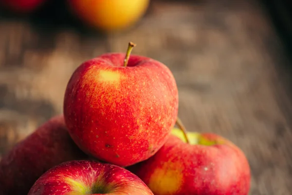 Ripe Red Apple Wooden Background Horizontal — Stock Photo, Image