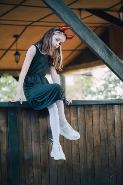 Cadılar Bayramı kutlaması için kostümlü küçük kız. Cadılar Bayramı partisi, Cadılar Bayramı karakterlerinin fotoğrafı. Sonbahar gençlik portresi