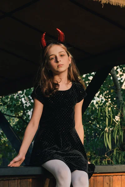 万圣节庆典时穿着服装的小女孩 万圣节派对 万圣节人物的照片 秋天的青少年肖像 万圣节的概念 主题派对邪恶 魔鬼形象 — 图库照片