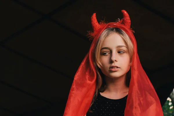 ハロウィンのお祝いの衣装を着た女の子 ハロウィンパーティー ハロウィンキャラクターの写真 秋のティーンエイジャーの肖像画 ハロウィンのコンセプト テーマパーティー 悪魔像 — ストック写真