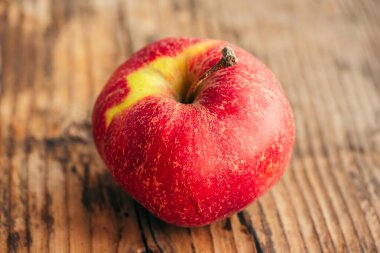 Tahta arka planda olgun kırmızı elma