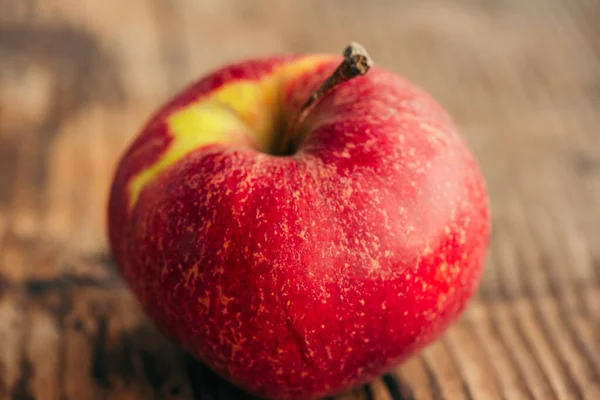 Ripe Red Apple Wooden Background — Stock Photo, Image