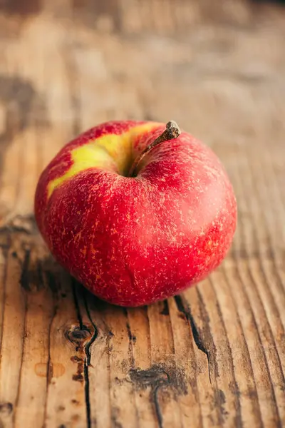 Ripe Red Apple Wooden Background — Stock Photo, Image